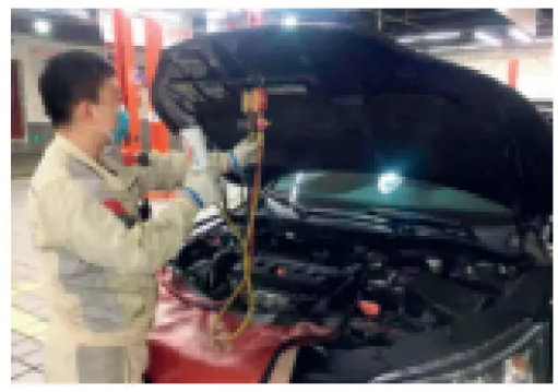 Refilling air conditioning refrigerant R134a